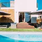 Paradise Beach House: piscina privada, playa 100m